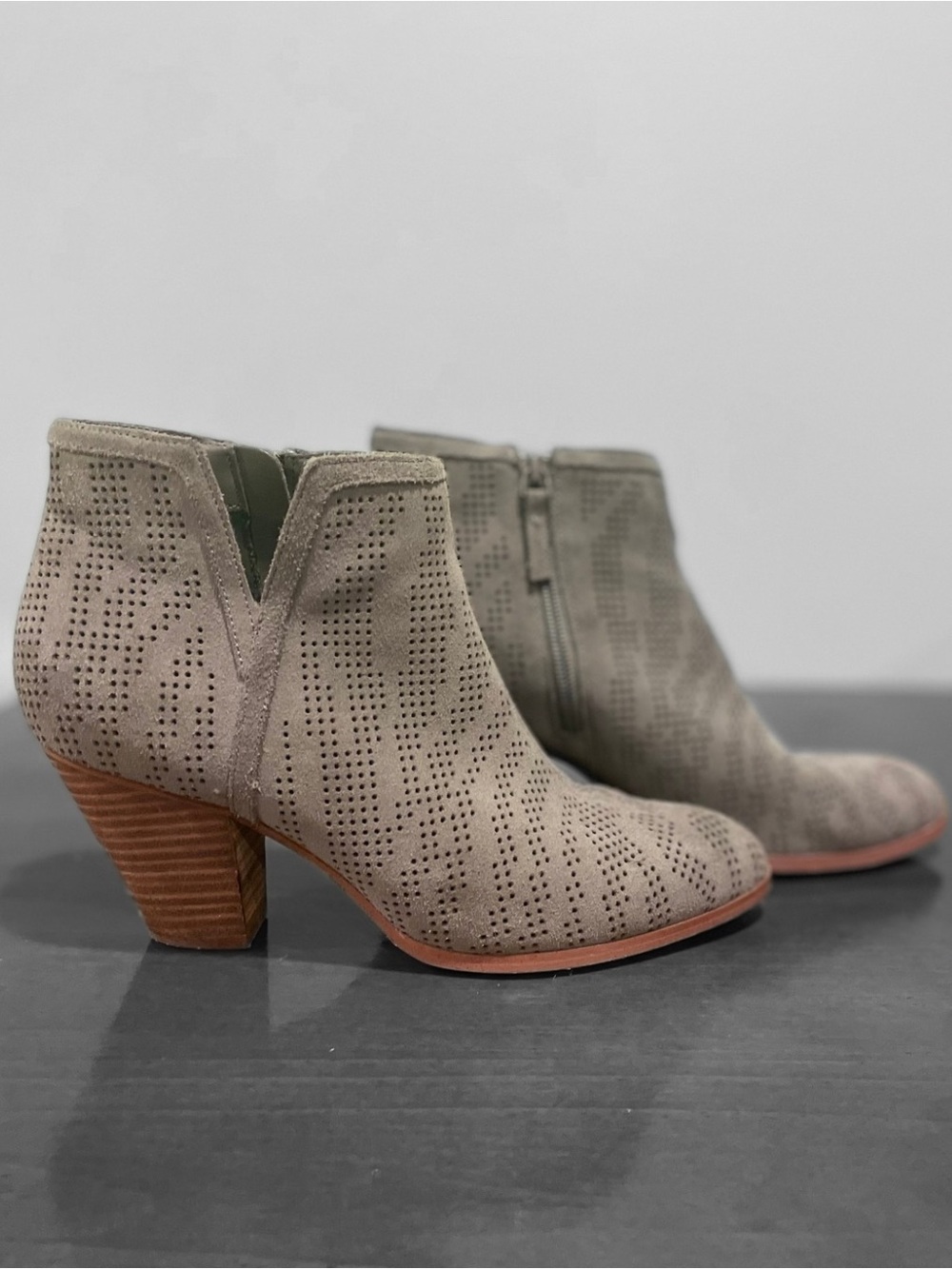 Violet & Red
Women’s Suede Leather Ankle Boots Taupe Size 8M